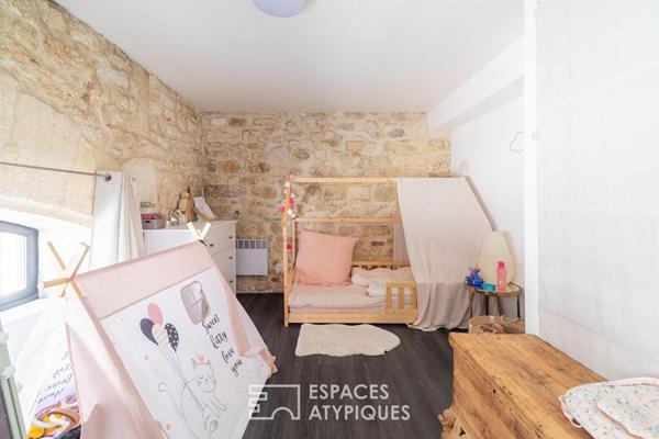 Duplex de caractère avec jardin méditerranéen et bassin en pierre