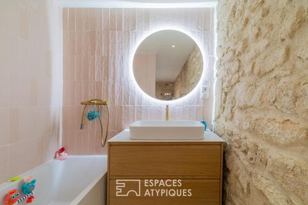 Duplex de caractère avec jardin méditerranéen et bassin en pierre