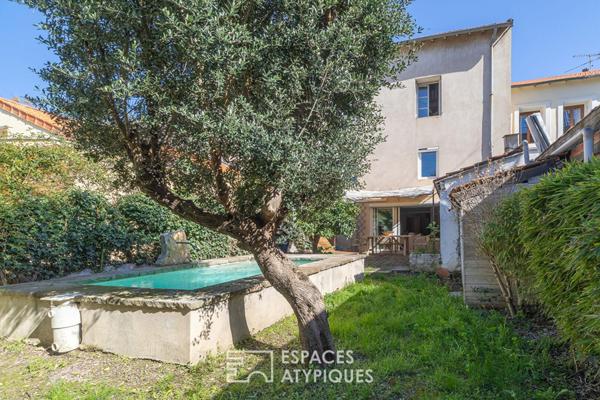 Duplex de caractère avec jardin méditerranéen et bassin en pierre