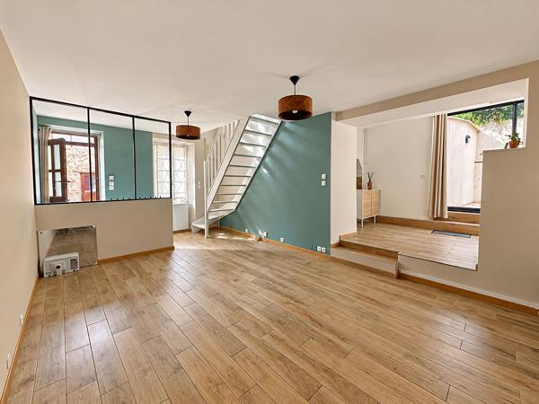 Maison de ville entièrement rénovée, Centre-ville, JARDIN, DPE D