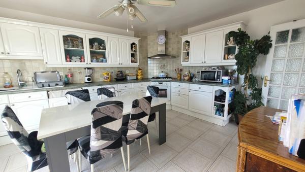 Marseille (13015) Maison type 5 avec Vue Mer sur terrain en restanque .