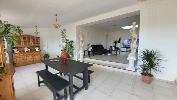 Marseille (13015) Maison type 5 avec Vue Mer sur terrain en restanque .