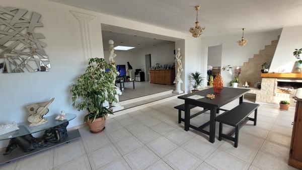 Marseille (13015) Maison type 5 avec Vue Mer sur terrain en restanque .