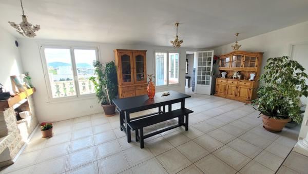 Marseille (13015) Maison type 5 avec Vue Mer sur terrain en restanque .