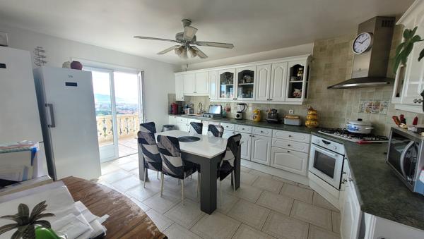 Marseille (13015) Maison type 5 avec Vue Mer sur terrain en restanque .