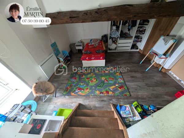 Envie de calme, d'espace et d'un cadre de vie privilégié ? Cette charmante maison située en pleine campagne vous séduira par son environnement paisible, son authenticité et les nombreuses possibilités qu'elle offre.

Au rez-de-chaussée, vous découvrirez une agréable pièce de vie avec sa cuisine ouverte, aménagée et équipée. Une cheminée viendra rendre vos soirées d'hiver plus douces. Les murs en pierre apparente apportent beaucoup de cachet à cet espace chaleureux et convivial, où le charme de l'ancien se mêle harmonieusement au confort actuel. Ce niveau comprend également une chambre ainsi qu'une salle d'eau avec WC, permettant une vie de plain-pied.

À l'étage, deux belles chambres vous attendent, chacune disposant de sa propre salle d'eau ou salle de bains et chacun ses wc pour un confort optimal. L'une d'elles bénéficie d'une pièce supplémentaire, actuellement aménagée en chambre d'enfant, qui pourra facilement être transformée en dressing, bureau ou espace de rangement. La seconde chambre dispose également de son propre dressing.

Attenante à la pièce de vie, une dépendance offre un véritable potentiel d'évolution. Elle permettra d'envisager un agrandissement de la maison selon vos besoins : création d'une vaste pièce de vie, de chambres supplémentaires, d'une suite parentale ou encore d'un espace dédié à une activité professionnelle ou de loisirs.

À l'extérieur, vous profiterez d'une agréable terrasse, d'une grande cour facilitant le stationnement ainsi que d'un puits non raccordé, un atout supplémentaire pour l'entretien des espaces extérieurs.

Une maison pleine de charme, alliant le cachet de la pierre, le calme de la campagne et un fort potentiel d'aménagement. Une opportunité à découvrir sans tarder.

Contactez-moi dès aujourd'hui pour organiser une visite et découvrir tout ce que cette propriété a à offrir.