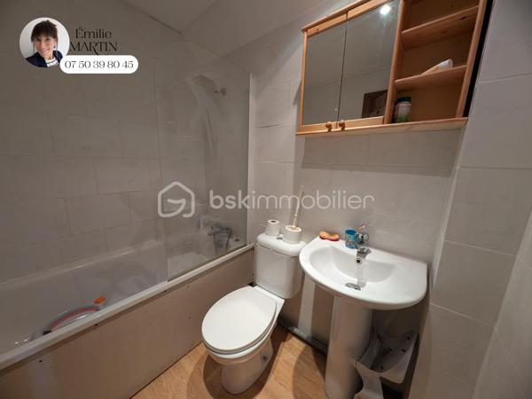 Envie de calme, d'espace et d'un cadre de vie privilégié ? Cette charmante maison située en pleine campagne vous séduira par son environnement paisible, son authenticité et les nombreuses possibilités qu'elle offre.

Au rez-de-chaussée, vous découvrirez une agréable pièce de vie avec sa cuisine ouverte, aménagée et équipée. Une cheminée viendra rendre vos soirées d'hiver plus douces. Les murs en pierre apparente apportent beaucoup de cachet à cet espace chaleureux et convivial, où le charme de l'ancien se mêle harmonieusement au confort actuel. Ce niveau comprend également une chambre ainsi qu'une salle d'eau avec WC, permettant une vie de plain-pied.

À l'étage, deux belles chambres vous attendent, chacune disposant de sa propre salle d'eau ou salle de bains et chacun ses wc pour un confort optimal. L'une d'elles bénéficie d'une pièce supplémentaire, actuellement aménagée en chambre d'enfant, qui pourra facilement être transformée en dressing, bureau ou espace de rangement. La seconde chambre dispose également de son propre dressing.

Attenante à la pièce de vie, une dépendance offre un véritable potentiel d'évolution. Elle permettra d'envisager un agrandissement de la maison selon vos besoins : création d'une vaste pièce de vie, de chambres supplémentaires, d'une suite parentale ou encore d'un espace dédié à une activité professionnelle ou de loisirs.

À l'extérieur, vous profiterez d'une agréable terrasse, d'une grande cour facilitant le stationnement ainsi que d'un puits non raccordé, un atout supplémentaire pour l'entretien des espaces extérieurs.

Une maison pleine de charme, alliant le cachet de la pierre, le calme de la campagne et un fort potentiel d'aménagement. Une opportunité à découvrir sans tarder.

Contactez-moi dès aujourd'hui pour organiser une visite et découvrir tout ce que cette propriété a à offrir.