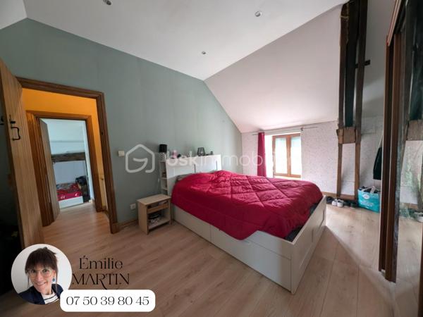 Envie de calme, d'espace et d'un cadre de vie privilégié ? Cette charmante maison située en pleine campagne vous séduira par son environnement paisible, son authenticité et les nombreuses possibilités qu'elle offre.

Au rez-de-chaussée, vous découvrirez une agréable pièce de vie avec sa cuisine ouverte, aménagée et équipée. Une cheminée viendra rendre vos soirées d'hiver plus douces. Les murs en pierre apparente apportent beaucoup de cachet à cet espace chaleureux et convivial, où le charme de l'ancien se mêle harmonieusement au confort actuel. Ce niveau comprend également une chambre ainsi qu'une salle d'eau avec WC, permettant une vie de plain-pied.

À l'étage, deux belles chambres vous attendent, chacune disposant de sa propre salle d'eau ou salle de bains et chacun ses wc pour un confort optimal. L'une d'elles bénéficie d'une pièce supplémentaire, actuellement aménagée en chambre d'enfant, qui pourra facilement être transformée en dressing, bureau ou espace de rangement. La seconde chambre dispose également de son propre dressing.

Attenante à la pièce de vie, une dépendance offre un véritable potentiel d'évolution. Elle permettra d'envisager un agrandissement de la maison selon vos besoins : création d'une vaste pièce de vie, de chambres supplémentaires, d'une suite parentale ou encore d'un espace dédié à une activité professionnelle ou de loisirs.

À l'extérieur, vous profiterez d'une agréable terrasse, d'une grande cour facilitant le stationnement ainsi que d'un puits non raccordé, un atout supplémentaire pour l'entretien des espaces extérieurs.

Une maison pleine de charme, alliant le cachet de la pierre, le calme de la campagne et un fort potentiel d'aménagement. Une opportunité à découvrir sans tarder.

Contactez-moi dès aujourd'hui pour organiser une visite et découvrir tout ce que cette propriété a à offrir.