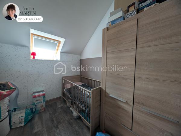 Envie de calme, d'espace et d'un cadre de vie privilégié ? Cette charmante maison située en pleine campagne vous séduira par son environnement paisible, son authenticité et les nombreuses possibilités qu'elle offre.

Au rez-de-chaussée, vous découvrirez une agréable pièce de vie avec sa cuisine ouverte, aménagée et équipée. Une cheminée viendra rendre vos soirées d'hiver plus douces. Les murs en pierre apparente apportent beaucoup de cachet à cet espace chaleureux et convivial, où le charme de l'ancien se mêle harmonieusement au confort actuel. Ce niveau comprend également une chambre ainsi qu'une salle d'eau avec WC, permettant une vie de plain-pied.

À l'étage, deux belles chambres vous attendent, chacune disposant de sa propre salle d'eau ou salle de bains et chacun ses wc pour un confort optimal. L'une d'elles bénéficie d'une pièce supplémentaire, actuellement aménagée en chambre d'enfant, qui pourra facilement être transformée en dressing, bureau ou espace de rangement. La seconde chambre dispose également de son propre dressing.

Attenante à la pièce de vie, une dépendance offre un véritable potentiel d'évolution. Elle permettra d'envisager un agrandissement de la maison selon vos besoins : création d'une vaste pièce de vie, de chambres supplémentaires, d'une suite parentale ou encore d'un espace dédié à une activité professionnelle ou de loisirs.

À l'extérieur, vous profiterez d'une agréable terrasse, d'une grande cour facilitant le stationnement ainsi que d'un puits non raccordé, un atout supplémentaire pour l'entretien des espaces extérieurs.

Une maison pleine de charme, alliant le cachet de la pierre, le calme de la campagne et un fort potentiel d'aménagement. Une opportunité à découvrir sans tarder.

Contactez-moi dès aujourd'hui pour organiser une visite et découvrir tout ce que cette propriété a à offrir.