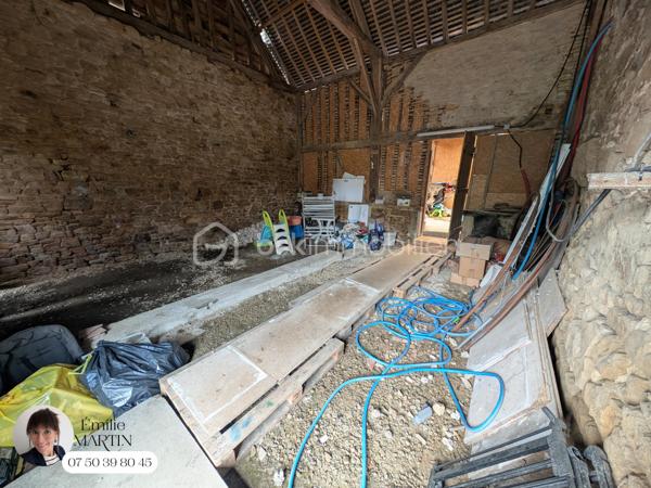 Envie de calme, d'espace et d'un cadre de vie privilégié ? Cette charmante maison située en pleine campagne vous séduira par son environnement paisible, son authenticité et les nombreuses possibilités qu'elle offre.

Au rez-de-chaussée, vous découvrirez une agréable pièce de vie avec sa cuisine ouverte, aménagée et équipée. Une cheminée viendra rendre vos soirées d'hiver plus douces. Les murs en pierre apparente apportent beaucoup de cachet à cet espace chaleureux et convivial, où le charme de l'ancien se mêle harmonieusement au confort actuel. Ce niveau comprend également une chambre ainsi qu'une salle d'eau avec WC, permettant une vie de plain-pied.

À l'étage, deux belles chambres vous attendent, chacune disposant de sa propre salle d'eau ou salle de bains et chacun ses wc pour un confort optimal. L'une d'elles bénéficie d'une pièce supplémentaire, actuellement aménagée en chambre d'enfant, qui pourra facilement être transformée en dressing, bureau ou espace de rangement. La seconde chambre dispose également de son propre dressing.

Attenante à la pièce de vie, une dépendance offre un véritable potentiel d'évolution. Elle permettra d'envisager un agrandissement de la maison selon vos besoins : création d'une vaste pièce de vie, de chambres supplémentaires, d'une suite parentale ou encore d'un espace dédié à une activité professionnelle ou de loisirs.

À l'extérieur, vous profiterez d'une agréable terrasse, d'une grande cour facilitant le stationnement ainsi que d'un puits non raccordé, un atout supplémentaire pour l'entretien des espaces extérieurs.

Une maison pleine de charme, alliant le cachet de la pierre, le calme de la campagne et un fort potentiel d'aménagement. Une opportunité à découvrir sans tarder.

Contactez-moi dès aujourd'hui pour organiser une visite et découvrir tout ce que cette propriété a à offrir.