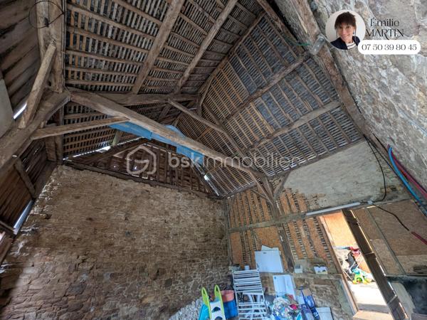 Envie de calme, d'espace et d'un cadre de vie privilégié ? Cette charmante maison située en pleine campagne vous séduira par son environnement paisible, son authenticité et les nombreuses possibilités qu'elle offre.

Au rez-de-chaussée, vous découvrirez une agréable pièce de vie avec sa cuisine ouverte, aménagée et équipée. Une cheminée viendra rendre vos soirées d'hiver plus douces. Les murs en pierre apparente apportent beaucoup de cachet à cet espace chaleureux et convivial, où le charme de l'ancien se mêle harmonieusement au confort actuel. Ce niveau comprend également une chambre ainsi qu'une salle d'eau avec WC, permettant une vie de plain-pied.

À l'étage, deux belles chambres vous attendent, chacune disposant de sa propre salle d'eau ou salle de bains et chacun ses wc pour un confort optimal. L'une d'elles bénéficie d'une pièce supplémentaire, actuellement aménagée en chambre d'enfant, qui pourra facilement être transformée en dressing, bureau ou espace de rangement. La seconde chambre dispose également de son propre dressing.

Attenante à la pièce de vie, une dépendance offre un véritable potentiel d'évolution. Elle permettra d'envisager un agrandissement de la maison selon vos besoins : création d'une vaste pièce de vie, de chambres supplémentaires, d'une suite parentale ou encore d'un espace dédié à une activité professionnelle ou de loisirs.

À l'extérieur, vous profiterez d'une agréable terrasse, d'une grande cour facilitant le stationnement ainsi que d'un puits non raccordé, un atout supplémentaire pour l'entretien des espaces extérieurs.

Une maison pleine de charme, alliant le cachet de la pierre, le calme de la campagne et un fort potentiel d'aménagement. Une opportunité à découvrir sans tarder.

Contactez-moi dès aujourd'hui pour organiser une visite et découvrir tout ce que cette propriété a à offrir.