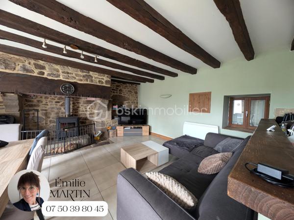 Envie de calme, d'espace et d'un cadre de vie privilégié ? Cette charmante maison située en pleine campagne vous séduira par son environnement paisible, son authenticité et les nombreuses possibilités qu'elle offre.

Au rez-de-chaussée, vous découvrirez une agréable pièce de vie avec sa cuisine ouverte, aménagée et équipée. Une cheminée viendra rendre vos soirées d'hiver plus douces. Les murs en pierre apparente apportent beaucoup de cachet à cet espace chaleureux et convivial, où le charme de l'ancien se mêle harmonieusement au confort actuel. Ce niveau comprend également une chambre ainsi qu'une salle d'eau avec WC, permettant une vie de plain-pied.

À l'étage, deux belles chambres vous attendent, chacune disposant de sa propre salle d'eau ou salle de bains et chacun ses wc pour un confort optimal. L'une d'elles bénéficie d'une pièce supplémentaire, actuellement aménagée en chambre d'enfant, qui pourra facilement être transformée en dressing, bureau ou espace de rangement. La seconde chambre dispose également de son propre dressing.

Attenante à la pièce de vie, une dépendance offre un véritable potentiel d'évolution. Elle permettra d'envisager un agrandissement de la maison selon vos besoins : création d'une vaste pièce de vie, de chambres supplémentaires, d'une suite parentale ou encore d'un espace dédié à une activité professionnelle ou de loisirs.

À l'extérieur, vous profiterez d'une agréable terrasse, d'une grande cour facilitant le stationnement ainsi que d'un puits non raccordé, un atout supplémentaire pour l'entretien des espaces extérieurs.

Une maison pleine de charme, alliant le cachet de la pierre, le calme de la campagne et un fort potentiel d'aménagement. Une opportunité à découvrir sans tarder.

Contactez-moi dès aujourd'hui pour organiser une visite et découvrir tout ce que cette propriété a à offrir.