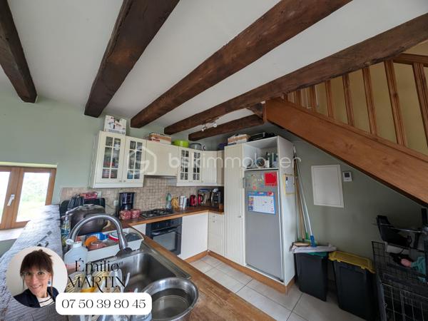 Envie de calme, d'espace et d'un cadre de vie privilégié ? Cette charmante maison située en pleine campagne vous séduira par son environnement paisible, son authenticité et les nombreuses possibilités qu'elle offre.

Au rez-de-chaussée, vous découvrirez une agréable pièce de vie avec sa cuisine ouverte, aménagée et équipée. Une cheminée viendra rendre vos soirées d'hiver plus douces. Les murs en pierre apparente apportent beaucoup de cachet à cet espace chaleureux et convivial, où le charme de l'ancien se mêle harmonieusement au confort actuel. Ce niveau comprend également une chambre ainsi qu'une salle d'eau avec WC, permettant une vie de plain-pied.

À l'étage, deux belles chambres vous attendent, chacune disposant de sa propre salle d'eau ou salle de bains et chacun ses wc pour un confort optimal. L'une d'elles bénéficie d'une pièce supplémentaire, actuellement aménagée en chambre d'enfant, qui pourra facilement être transformée en dressing, bureau ou espace de rangement. La seconde chambre dispose également de son propre dressing.

Attenante à la pièce de vie, une dépendance offre un véritable potentiel d'évolution. Elle permettra d'envisager un agrandissement de la maison selon vos besoins : création d'une vaste pièce de vie, de chambres supplémentaires, d'une suite parentale ou encore d'un espace dédié à une activité professionnelle ou de loisirs.

À l'extérieur, vous profiterez d'une agréable terrasse, d'une grande cour facilitant le stationnement ainsi que d'un puits non raccordé, un atout supplémentaire pour l'entretien des espaces extérieurs.

Une maison pleine de charme, alliant le cachet de la pierre, le calme de la campagne et un fort potentiel d'aménagement. Une opportunité à découvrir sans tarder.

Contactez-moi dès aujourd'hui pour organiser une visite et découvrir tout ce que cette propriété a à offrir.
