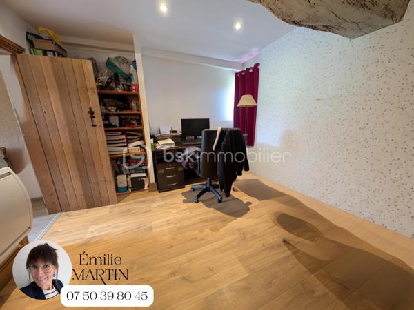 Envie de calme, d'espace et d'un cadre de vie privilégié ? Cette charmante maison située en pleine campagne vous séduira par son environnement paisible, son authenticité et les nombreuses possibilités qu'elle offre.

Au rez-de-chaussée, vous découvrirez une agréable pièce de vie avec sa cuisine ouverte, aménagée et équipée. Une cheminée viendra rendre vos soirées d'hiver plus douces. Les murs en pierre apparente apportent beaucoup de cachet à cet espace chaleureux et convivial, où le charme de l'ancien se mêle harmonieusement au confort actuel. Ce niveau comprend également une chambre ainsi qu'une salle d'eau avec WC, permettant une vie de plain-pied.

À l'étage, deux belles chambres vous attendent, chacune disposant de sa propre salle d'eau ou salle de bains et chacun ses wc pour un confort optimal. L'une d'elles bénéficie d'une pièce supplémentaire, actuellement aménagée en chambre d'enfant, qui pourra facilement être transformée en dressing, bureau ou espace de rangement. La seconde chambre dispose également de son propre dressing.

Attenante à la pièce de vie, une dépendance offre un véritable potentiel d'évolution. Elle permettra d'envisager un agrandissement de la maison selon vos besoins : création d'une vaste pièce de vie, de chambres supplémentaires, d'une suite parentale ou encore d'un espace dédié à une activité professionnelle ou de loisirs.

À l'extérieur, vous profiterez d'une agréable terrasse, d'une grande cour facilitant le stationnement ainsi que d'un puits non raccordé, un atout supplémentaire pour l'entretien des espaces extérieurs.

Une maison pleine de charme, alliant le cachet de la pierre, le calme de la campagne et un fort potentiel d'aménagement. Une opportunité à découvrir sans tarder.

Contactez-moi dès aujourd'hui pour organiser une visite et découvrir tout ce que cette propriété a à offrir.