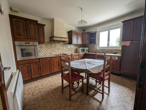 Entre Vannes, Auray, au bourg de Ploeren – Maison familiale à rafraîchir, pleine d’authenticité et de potentie