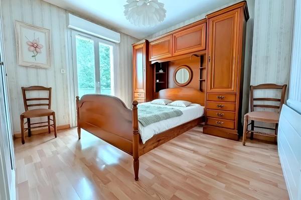 Entre Vannes, Auray, au bourg de Ploeren – Maison familiale à rafraîchir, pleine d’authenticité et de potentie