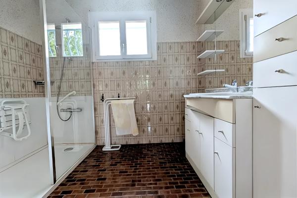 Entre Vannes, Auray, au bourg de Ploeren – Maison familiale à rafraîchir, pleine d’authenticité et de potentie