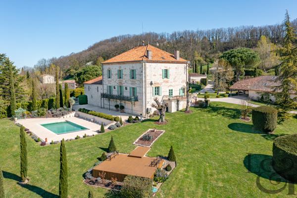 Ensemble immobilier en pierre à Sainte-Livrade-sur-Lot ( Lot-et-Garonne, 47)