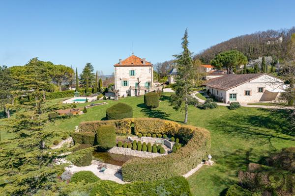Ensemble immobilier en pierre à Sainte-Livrade-sur-Lot ( Lot-et-Garonne, 47)