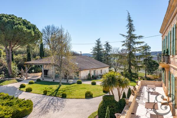 Ensemble immobilier en pierre à Sainte-Livrade-sur-Lot ( Lot-et-Garonne, 47)