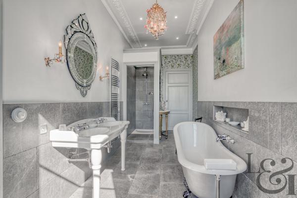 Ensemble immobilier en pierre à Sainte-Livrade-sur-Lot ( Lot-et-Garonne, 47)