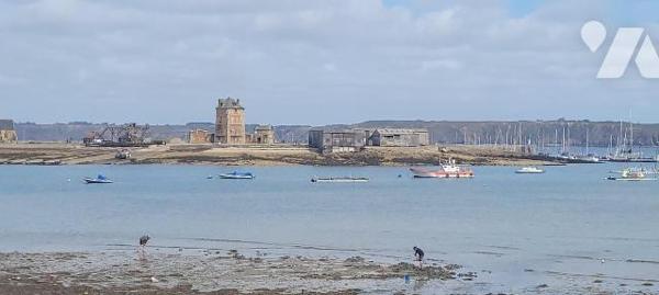 CAMARET SUR MER - Sur les quais - VUE SUR MER - Immeuble mixte composé d'un local commercial, r...