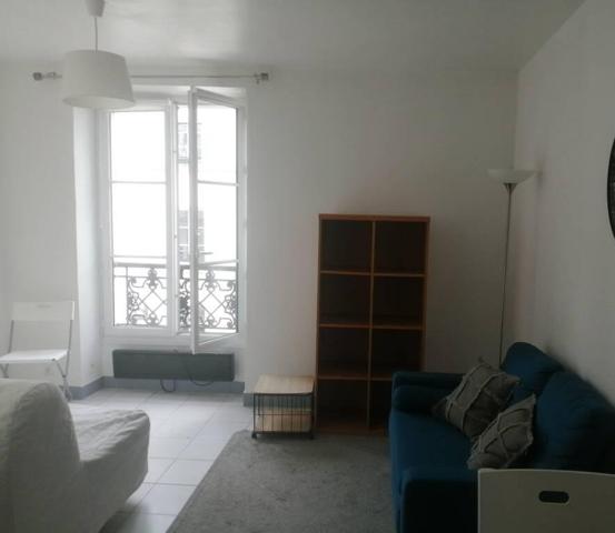 Studio 27 m² - Quartier Quais de Jemmapes (3ᵉ étage sans ascenseur) loyer charges comprises 1140 Euros