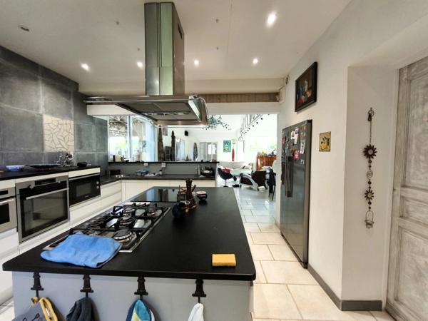 AV Propriété 21 pièces de 794m² sur terrain 3.331m² dont 407m² habitable, 200mt de l'Océan, ST PIERRE D'OLERON (17)