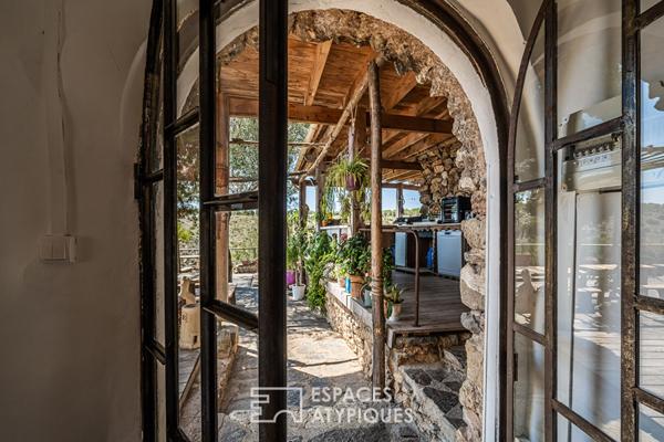 L’invincible: Ancien presbytère niché sur les hauteurs de la forteresse