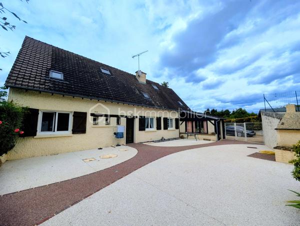 Dès l'entrée, vous serez séduit par la pièce de vie de 50 m², baignée de lumière par sa baie vitrée et réchauffée par sa cheminée avec insert. La cuisine indépendante, aménagée et équipée, se prolonge par une véranda attenante, véritable salon de jardin quatre saisons. Le rez-de-chaussée offre également deux chambres, une salle d’eau, un WC séparé et une buanderie fonctionnelle.

Au premier étage, le palier dessert trois belles chambres (dont deux suites parentales, et une avec dressing ), ainsi qu'un bureau inspirant avec mezzanine, parfait pour le télétravail. Un second WC indépendant complète ce niveau.

Les surprises du 2ème étage : Un espace à vous approprier
Au dernier niveau, sous les combles, découvrez 3 pièces supplémentaires. Idéal pour créer des chambres d'enfants secrètes ou un grand espace de stockage.

Un parc de 5100 m² et ses dépendances : Le paradis du "sur-mesure"
Le magnifique parc arboré abrite de véritables atouts :

Deux dépendances indépendantes : Le rêve pour loger des adolescents en quête d'indépendance, créer des chambres d’hôtes ou aménager un cabinet de consultation.

Le terrain de pétanque éclairé pour profiter jusqu'au bout de la nuit . 

Une petite chapelle avec ses magnifiques vitraux sublimés le soir avec la lumière : Située idéalement près de l'entrée de la propriété, elle offre un cachet  et se prête parfaitement à l'accueil du public pour une profession libérale, un atelier ou un bureau d'accueil.


Prestations techniques :
Chauffage central au gaz

Menuiseries en double vitrage avec volets roulants pour un confort thermique optimal

Assainissement par fosse septique