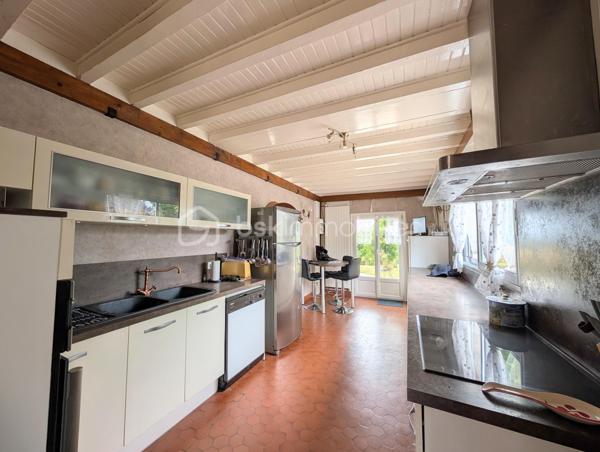 Dès l'entrée, vous serez séduit par la pièce de vie de 50 m², baignée de lumière par sa baie vitrée et réchauffée par sa cheminée avec insert. La cuisine indépendante, aménagée et équipée, se prolonge par une véranda attenante, véritable salon de jardin quatre saisons. Le rez-de-chaussée offre également deux chambres, une salle d’eau, un WC séparé et une buanderie fonctionnelle.

Au premier étage, le palier dessert trois belles chambres (dont deux suites parentales, et une avec dressing ), ainsi qu'un bureau inspirant avec mezzanine, parfait pour le télétravail. Un second WC indépendant complète ce niveau.

Les surprises du 2ème étage : Un espace à vous approprier
Au dernier niveau, sous les combles, découvrez 3 pièces supplémentaires. Idéal pour créer des chambres d'enfants secrètes ou un grand espace de stockage.

Un parc de 5100 m² et ses dépendances : Le paradis du "sur-mesure"
Le magnifique parc arboré abrite de véritables atouts :

Deux dépendances indépendantes : Le rêve pour loger des adolescents en quête d'indépendance, créer des chambres d’hôtes ou aménager un cabinet de consultation.

Le terrain de pétanque éclairé pour profiter jusqu'au bout de la nuit . 

Une petite chapelle avec ses magnifiques vitraux sublimés le soir avec la lumière : Située idéalement près de l'entrée de la propriété, elle offre un cachet  et se prête parfaitement à l'accueil du public pour une profession libérale, un atelier ou un bureau d'accueil.


Prestations techniques :
Chauffage central au gaz

Menuiseries en double vitrage avec volets roulants pour un confort thermique optimal

Assainissement par fosse septique