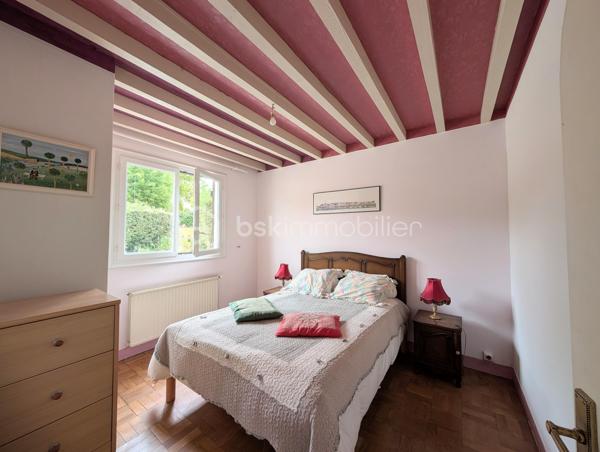 Dès l'entrée, vous serez séduit par la pièce de vie de 50 m², baignée de lumière par sa baie vitrée et réchauffée par sa cheminée avec insert. La cuisine indépendante, aménagée et équipée, se prolonge par une véranda attenante, véritable salon de jardin quatre saisons. Le rez-de-chaussée offre également deux chambres, une salle d’eau, un WC séparé et une buanderie fonctionnelle.

Au premier étage, le palier dessert trois belles chambres (dont deux suites parentales, et une avec dressing ), ainsi qu'un bureau inspirant avec mezzanine, parfait pour le télétravail. Un second WC indépendant complète ce niveau.

Les surprises du 2ème étage : Un espace à vous approprier
Au dernier niveau, sous les combles, découvrez 3 pièces supplémentaires. Idéal pour créer des chambres d'enfants secrètes ou un grand espace de stockage.

Un parc de 5100 m² et ses dépendances : Le paradis du "sur-mesure"
Le magnifique parc arboré abrite de véritables atouts :

Deux dépendances indépendantes : Le rêve pour loger des adolescents en quête d'indépendance, créer des chambres d’hôtes ou aménager un cabinet de consultation.

Le terrain de pétanque éclairé pour profiter jusqu'au bout de la nuit . 

Une petite chapelle avec ses magnifiques vitraux sublimés le soir avec la lumière : Située idéalement près de l'entrée de la propriété, elle offre un cachet  et se prête parfaitement à l'accueil du public pour une profession libérale, un atelier ou un bureau d'accueil.


Prestations techniques :
Chauffage central au gaz

Menuiseries en double vitrage avec volets roulants pour un confort thermique optimal

Assainissement par fosse septique