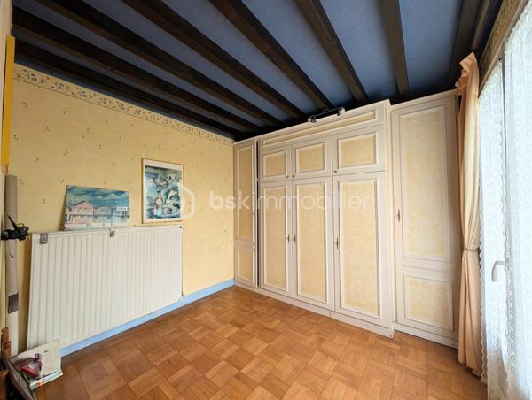 Dès l'entrée, vous serez séduit par la pièce de vie de 50 m², baignée de lumière par sa baie vitrée et réchauffée par sa cheminée avec insert. La cuisine indépendante, aménagée et équipée, se prolonge par une véranda attenante, véritable salon de jardin quatre saisons. Le rez-de-chaussée offre également deux chambres, une salle d’eau, un WC séparé et une buanderie fonctionnelle.

Au premier étage, le palier dessert trois belles chambres (dont deux suites parentales, et une avec dressing ), ainsi qu'un bureau inspirant avec mezzanine, parfait pour le télétravail. Un second WC indépendant complète ce niveau.

Les surprises du 2ème étage : Un espace à vous approprier
Au dernier niveau, sous les combles, découvrez 3 pièces supplémentaires. Idéal pour créer des chambres d'enfants secrètes ou un grand espace de stockage.

Un parc de 5100 m² et ses dépendances : Le paradis du "sur-mesure"
Le magnifique parc arboré abrite de véritables atouts :

Deux dépendances indépendantes : Le rêve pour loger des adolescents en quête d'indépendance, créer des chambres d’hôtes ou aménager un cabinet de consultation.

Le terrain de pétanque éclairé pour profiter jusqu'au bout de la nuit . 

Une petite chapelle avec ses magnifiques vitraux sublimés le soir avec la lumière : Située idéalement près de l'entrée de la propriété, elle offre un cachet  et se prête parfaitement à l'accueil du public pour une profession libérale, un atelier ou un bureau d'accueil.


Prestations techniques :
Chauffage central au gaz

Menuiseries en double vitrage avec volets roulants pour un confort thermique optimal

Assainissement par fosse septique