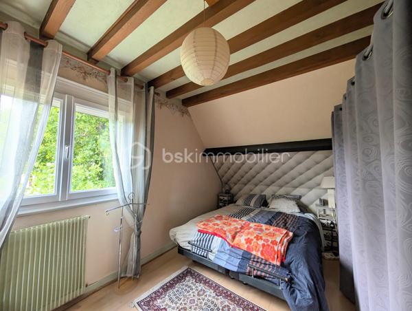 Dès l'entrée, vous serez séduit par la pièce de vie de 50 m², baignée de lumière par sa baie vitrée et réchauffée par sa cheminée avec insert. La cuisine indépendante, aménagée et équipée, se prolonge par une véranda attenante, véritable salon de jardin quatre saisons. Le rez-de-chaussée offre également deux chambres, une salle d’eau, un WC séparé et une buanderie fonctionnelle.

Au premier étage, le palier dessert trois belles chambres (dont deux suites parentales, et une avec dressing ), ainsi qu'un bureau inspirant avec mezzanine, parfait pour le télétravail. Un second WC indépendant complète ce niveau.

Les surprises du 2ème étage : Un espace à vous approprier
Au dernier niveau, sous les combles, découvrez 3 pièces supplémentaires. Idéal pour créer des chambres d'enfants secrètes ou un grand espace de stockage.

Un parc de 5100 m² et ses dépendances : Le paradis du "sur-mesure"
Le magnifique parc arboré abrite de véritables atouts :

Deux dépendances indépendantes : Le rêve pour loger des adolescents en quête d'indépendance, créer des chambres d’hôtes ou aménager un cabinet de consultation.

Le terrain de pétanque éclairé pour profiter jusqu'au bout de la nuit . 

Une petite chapelle avec ses magnifiques vitraux sublimés le soir avec la lumière : Située idéalement près de l'entrée de la propriété, elle offre un cachet  et se prête parfaitement à l'accueil du public pour une profession libérale, un atelier ou un bureau d'accueil.


Prestations techniques :
Chauffage central au gaz

Menuiseries en double vitrage avec volets roulants pour un confort thermique optimal

Assainissement par fosse septique