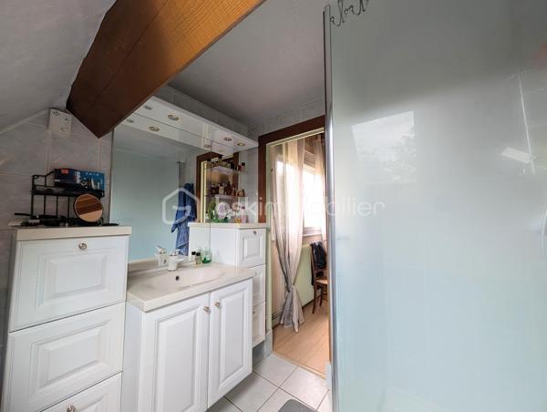 Dès l'entrée, vous serez séduit par la pièce de vie de 50 m², baignée de lumière par sa baie vitrée et réchauffée par sa cheminée avec insert. La cuisine indépendante, aménagée et équipée, se prolonge par une véranda attenante, véritable salon de jardin quatre saisons. Le rez-de-chaussée offre également deux chambres, une salle d’eau, un WC séparé et une buanderie fonctionnelle.

Au premier étage, le palier dessert trois belles chambres (dont deux suites parentales, et une avec dressing ), ainsi qu'un bureau inspirant avec mezzanine, parfait pour le télétravail. Un second WC indépendant complète ce niveau.

Les surprises du 2ème étage : Un espace à vous approprier
Au dernier niveau, sous les combles, découvrez 3 pièces supplémentaires. Idéal pour créer des chambres d'enfants secrètes ou un grand espace de stockage.

Un parc de 5100 m² et ses dépendances : Le paradis du "sur-mesure"
Le magnifique parc arboré abrite de véritables atouts :

Deux dépendances indépendantes : Le rêve pour loger des adolescents en quête d'indépendance, créer des chambres d’hôtes ou aménager un cabinet de consultation.

Le terrain de pétanque éclairé pour profiter jusqu'au bout de la nuit . 

Une petite chapelle avec ses magnifiques vitraux sublimés le soir avec la lumière : Située idéalement près de l'entrée de la propriété, elle offre un cachet  et se prête parfaitement à l'accueil du public pour une profession libérale, un atelier ou un bureau d'accueil.


Prestations techniques :
Chauffage central au gaz

Menuiseries en double vitrage avec volets roulants pour un confort thermique optimal

Assainissement par fosse septique