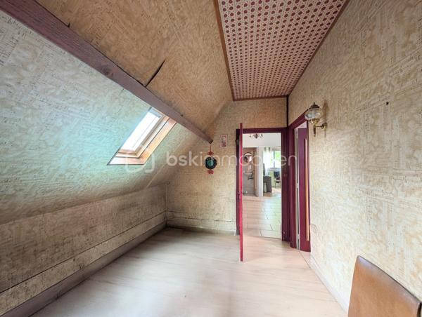 Dès l'entrée, vous serez séduit par la pièce de vie de 50 m², baignée de lumière par sa baie vitrée et réchauffée par sa cheminée avec insert. La cuisine indépendante, aménagée et équipée, se prolonge par une véranda attenante, véritable salon de jardin quatre saisons. Le rez-de-chaussée offre également deux chambres, une salle d’eau, un WC séparé et une buanderie fonctionnelle.

Au premier étage, le palier dessert trois belles chambres (dont deux suites parentales, et une avec dressing ), ainsi qu'un bureau inspirant avec mezzanine, parfait pour le télétravail. Un second WC indépendant complète ce niveau.

Les surprises du 2ème étage : Un espace à vous approprier
Au dernier niveau, sous les combles, découvrez 3 pièces supplémentaires. Idéal pour créer des chambres d'enfants secrètes ou un grand espace de stockage.

Un parc de 5100 m² et ses dépendances : Le paradis du "sur-mesure"
Le magnifique parc arboré abrite de véritables atouts :

Deux dépendances indépendantes : Le rêve pour loger des adolescents en quête d'indépendance, créer des chambres d’hôtes ou aménager un cabinet de consultation.

Le terrain de pétanque éclairé pour profiter jusqu'au bout de la nuit . 

Une petite chapelle avec ses magnifiques vitraux sublimés le soir avec la lumière : Située idéalement près de l'entrée de la propriété, elle offre un cachet  et se prête parfaitement à l'accueil du public pour une profession libérale, un atelier ou un bureau d'accueil.


Prestations techniques :
Chauffage central au gaz

Menuiseries en double vitrage avec volets roulants pour un confort thermique optimal

Assainissement par fosse septique