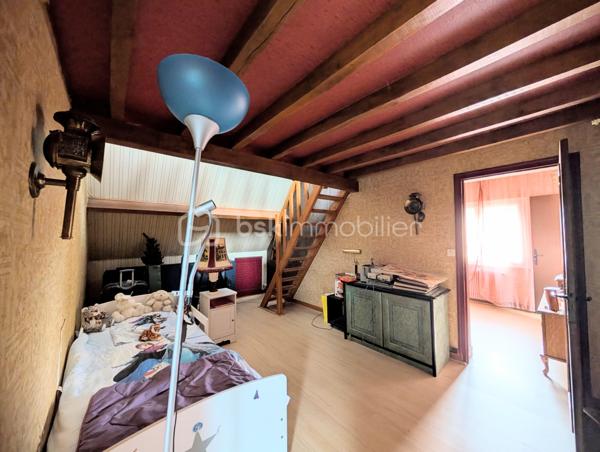 Dès l'entrée, vous serez séduit par la pièce de vie de 50 m², baignée de lumière par sa baie vitrée et réchauffée par sa cheminée avec insert. La cuisine indépendante, aménagée et équipée, se prolonge par une véranda attenante, véritable salon de jardin quatre saisons. Le rez-de-chaussée offre également deux chambres, une salle d’eau, un WC séparé et une buanderie fonctionnelle.

Au premier étage, le palier dessert trois belles chambres (dont deux suites parentales, et une avec dressing ), ainsi qu'un bureau inspirant avec mezzanine, parfait pour le télétravail. Un second WC indépendant complète ce niveau.

Les surprises du 2ème étage : Un espace à vous approprier
Au dernier niveau, sous les combles, découvrez 3 pièces supplémentaires. Idéal pour créer des chambres d'enfants secrètes ou un grand espace de stockage.

Un parc de 5100 m² et ses dépendances : Le paradis du "sur-mesure"
Le magnifique parc arboré abrite de véritables atouts :

Deux dépendances indépendantes : Le rêve pour loger des adolescents en quête d'indépendance, créer des chambres d’hôtes ou aménager un cabinet de consultation.

Le terrain de pétanque éclairé pour profiter jusqu'au bout de la nuit . 

Une petite chapelle avec ses magnifiques vitraux sublimés le soir avec la lumière : Située idéalement près de l'entrée de la propriété, elle offre un cachet  et se prête parfaitement à l'accueil du public pour une profession libérale, un atelier ou un bureau d'accueil.


Prestations techniques :
Chauffage central au gaz

Menuiseries en double vitrage avec volets roulants pour un confort thermique optimal

Assainissement par fosse septique