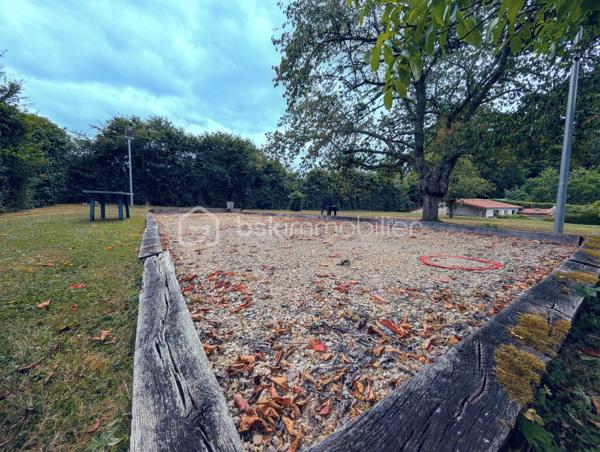 Dès l'entrée, vous serez séduit par la pièce de vie de 50 m², baignée de lumière par sa baie vitrée et réchauffée par sa cheminée avec insert. La cuisine indépendante, aménagée et équipée, se prolonge par une véranda attenante, véritable salon de jardin quatre saisons. Le rez-de-chaussée offre également deux chambres, une salle d’eau, un WC séparé et une buanderie fonctionnelle.

Au premier étage, le palier dessert trois belles chambres (dont deux suites parentales, et une avec dressing ), ainsi qu'un bureau inspirant avec mezzanine, parfait pour le télétravail. Un second WC indépendant complète ce niveau.

Les surprises du 2ème étage : Un espace à vous approprier
Au dernier niveau, sous les combles, découvrez 3 pièces supplémentaires. Idéal pour créer des chambres d'enfants secrètes ou un grand espace de stockage.

Un parc de 5100 m² et ses dépendances : Le paradis du "sur-mesure"
Le magnifique parc arboré abrite de véritables atouts :

Deux dépendances indépendantes : Le rêve pour loger des adolescents en quête d'indépendance, créer des chambres d’hôtes ou aménager un cabinet de consultation.

Le terrain de pétanque éclairé pour profiter jusqu'au bout de la nuit . 

Une petite chapelle avec ses magnifiques vitraux sublimés le soir avec la lumière : Située idéalement près de l'entrée de la propriété, elle offre un cachet  et se prête parfaitement à l'accueil du public pour une profession libérale, un atelier ou un bureau d'accueil.


Prestations techniques :
Chauffage central au gaz

Menuiseries en double vitrage avec volets roulants pour un confort thermique optimal

Assainissement par fosse septique