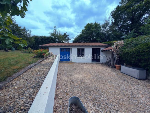 Dès l'entrée, vous serez séduit par la pièce de vie de 50 m², baignée de lumière par sa baie vitrée et réchauffée par sa cheminée avec insert. La cuisine indépendante, aménagée et équipée, se prolonge par une véranda attenante, véritable salon de jardin quatre saisons. Le rez-de-chaussée offre également deux chambres, une salle d’eau, un WC séparé et une buanderie fonctionnelle.

Au premier étage, le palier dessert trois belles chambres (dont deux suites parentales, et une avec dressing ), ainsi qu'un bureau inspirant avec mezzanine, parfait pour le télétravail. Un second WC indépendant complète ce niveau.

Les surprises du 2ème étage : Un espace à vous approprier
Au dernier niveau, sous les combles, découvrez 3 pièces supplémentaires. Idéal pour créer des chambres d'enfants secrètes ou un grand espace de stockage.

Un parc de 5100 m² et ses dépendances : Le paradis du "sur-mesure"
Le magnifique parc arboré abrite de véritables atouts :

Deux dépendances indépendantes : Le rêve pour loger des adolescents en quête d'indépendance, créer des chambres d’hôtes ou aménager un cabinet de consultation.

Le terrain de pétanque éclairé pour profiter jusqu'au bout de la nuit . 

Une petite chapelle avec ses magnifiques vitraux sublimés le soir avec la lumière : Située idéalement près de l'entrée de la propriété, elle offre un cachet  et se prête parfaitement à l'accueil du public pour une profession libérale, un atelier ou un bureau d'accueil.


Prestations techniques :
Chauffage central au gaz

Menuiseries en double vitrage avec volets roulants pour un confort thermique optimal

Assainissement par fosse septique