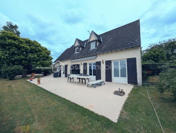 Dès l'entrée, vous serez séduit par la pièce de vie de 50 m², baignée de lumière par sa baie vitrée et réchauffée par sa cheminée avec insert. La cuisine indépendante, aménagée et équipée, se prolonge par une véranda attenante, véritable salon de jardin quatre saisons. Le rez-de-chaussée offre également deux chambres, une salle d’eau, un WC séparé et une buanderie fonctionnelle.

Au premier étage, le palier dessert trois belles chambres (dont deux suites parentales, et une avec dressing ), ainsi qu'un bureau inspirant avec mezzanine, parfait pour le télétravail. Un second WC indépendant complète ce niveau.

Les surprises du 2ème étage : Un espace à vous approprier
Au dernier niveau, sous les combles, découvrez 3 pièces supplémentaires. Idéal pour créer des chambres d'enfants secrètes ou un grand espace de stockage.

Un parc de 5100 m² et ses dépendances : Le paradis du "sur-mesure"
Le magnifique parc arboré abrite de véritables atouts :

Deux dépendances indépendantes : Le rêve pour loger des adolescents en quête d'indépendance, créer des chambres d’hôtes ou aménager un cabinet de consultation.

Le terrain de pétanque éclairé pour profiter jusqu'au bout de la nuit . 

Une petite chapelle avec ses magnifiques vitraux sublimés le soir avec la lumière : Située idéalement près de l'entrée de la propriété, elle offre un cachet  et se prête parfaitement à l'accueil du public pour une profession libérale, un atelier ou un bureau d'accueil.


Prestations techniques :
Chauffage central au gaz

Menuiseries en double vitrage avec volets roulants pour un confort thermique optimal

Assainissement par fosse septique