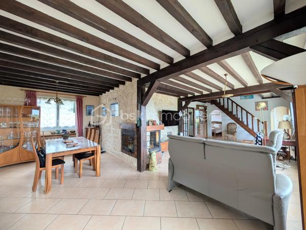 Dès l'entrée, vous serez séduit par la pièce de vie de 50 m², baignée de lumière par sa baie vitrée et réchauffée par sa cheminée avec insert. La cuisine indépendante, aménagée et équipée, se prolonge par une véranda attenante, véritable salon de jardin quatre saisons. Le rez-de-chaussée offre également deux chambres, une salle d’eau, un WC séparé et une buanderie fonctionnelle.

Au premier étage, le palier dessert trois belles chambres (dont deux suites parentales, et une avec dressing ), ainsi qu'un bureau inspirant avec mezzanine, parfait pour le télétravail. Un second WC indépendant complète ce niveau.

Les surprises du 2ème étage : Un espace à vous approprier
Au dernier niveau, sous les combles, découvrez 3 pièces supplémentaires. Idéal pour créer des chambres d'enfants secrètes ou un grand espace de stockage.

Un parc de 5100 m² et ses dépendances : Le paradis du "sur-mesure"
Le magnifique parc arboré abrite de véritables atouts :

Deux dépendances indépendantes : Le rêve pour loger des adolescents en quête d'indépendance, créer des chambres d’hôtes ou aménager un cabinet de consultation.

Le terrain de pétanque éclairé pour profiter jusqu'au bout de la nuit . 

Une petite chapelle avec ses magnifiques vitraux sublimés le soir avec la lumière : Située idéalement près de l'entrée de la propriété, elle offre un cachet  et se prête parfaitement à l'accueil du public pour une profession libérale, un atelier ou un bureau d'accueil.


Prestations techniques :
Chauffage central au gaz

Menuiseries en double vitrage avec volets roulants pour un confort thermique optimal

Assainissement par fosse septique