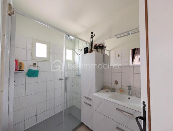 Dès l'entrée, vous serez séduit par la pièce de vie de 50 m², baignée de lumière par sa baie vitrée et réchauffée par sa cheminée avec insert. La cuisine indépendante, aménagée et équipée, se prolonge par une véranda attenante, véritable salon de jardin quatre saisons. Le rez-de-chaussée offre également deux chambres, une salle d’eau, un WC séparé et une buanderie fonctionnelle.

Au premier étage, le palier dessert trois belles chambres (dont deux suites parentales, et une avec dressing ), ainsi qu'un bureau inspirant avec mezzanine, parfait pour le télétravail. Un second WC indépendant complète ce niveau.

Les surprises du 2ème étage : Un espace à vous approprier
Au dernier niveau, sous les combles, découvrez 3 pièces supplémentaires. Idéal pour créer des chambres d'enfants secrètes ou un grand espace de stockage.

Un parc de 5100 m² et ses dépendances : Le paradis du "sur-mesure"
Le magnifique parc arboré abrite de véritables atouts :

Deux dépendances indépendantes : Le rêve pour loger des adolescents en quête d'indépendance, créer des chambres d’hôtes ou aménager un cabinet de consultation.

Le terrain de pétanque éclairé pour profiter jusqu'au bout de la nuit . 

Une petite chapelle avec ses magnifiques vitraux sublimés le soir avec la lumière : Située idéalement près de l'entrée de la propriété, elle offre un cachet  et se prête parfaitement à l'accueil du public pour une profession libérale, un atelier ou un bureau d'accueil.


Prestations techniques :
Chauffage central au gaz

Menuiseries en double vitrage avec volets roulants pour un confort thermique optimal

Assainissement par fosse septique