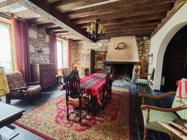 Ancien presbytère  avec ses dépendances et son terrain !