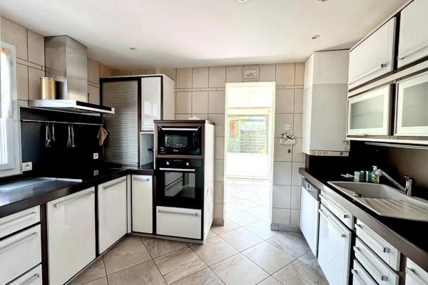 LA BAULE-MAISON 5P DE 114M2-COMMERCES BOURG D'ESCOUBLAC A PIEDS-GARAGE-DANS UNE IMPASSE