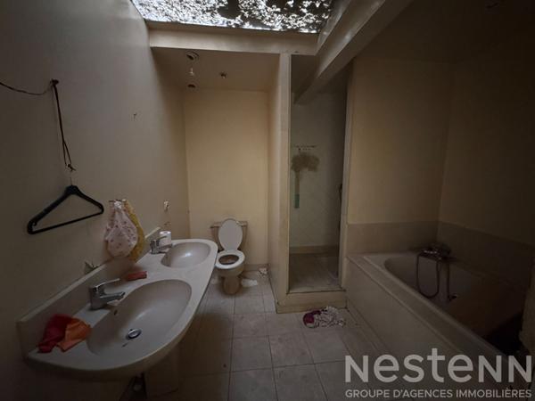 Immeuble centre-ville Carcassonne avec local commercial en angle et surfaces a renover