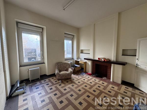 Immeuble centre-ville Carcassonne avec local commercial en angle et surfaces a renover