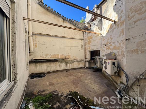 Immeuble centre-ville Carcassonne avec local commercial en angle et surfaces a renover