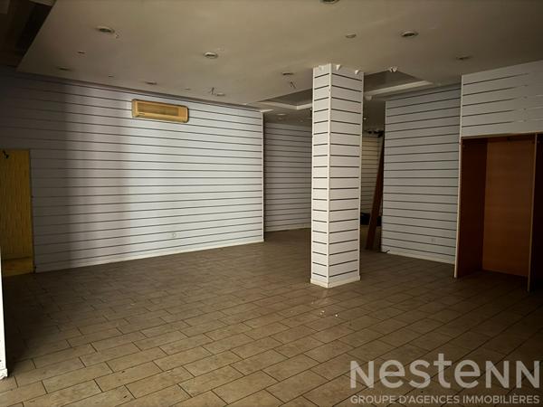 Immeuble centre-ville Carcassonne avec local commercial en angle et surfaces a renover