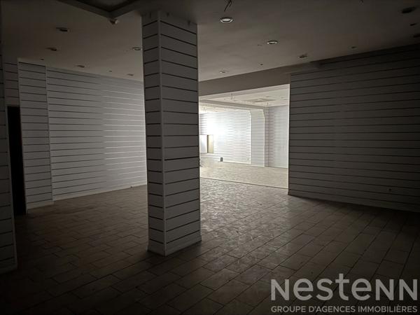 Immeuble centre-ville Carcassonne avec local commercial en angle et surfaces a renover