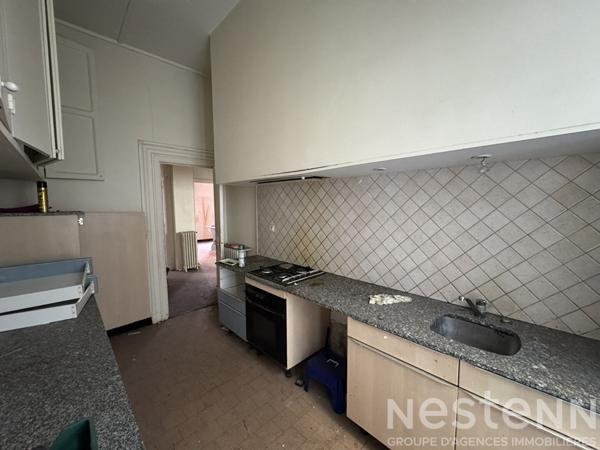 Immeuble centre-ville Carcassonne avec local commercial en angle et surfaces a renover